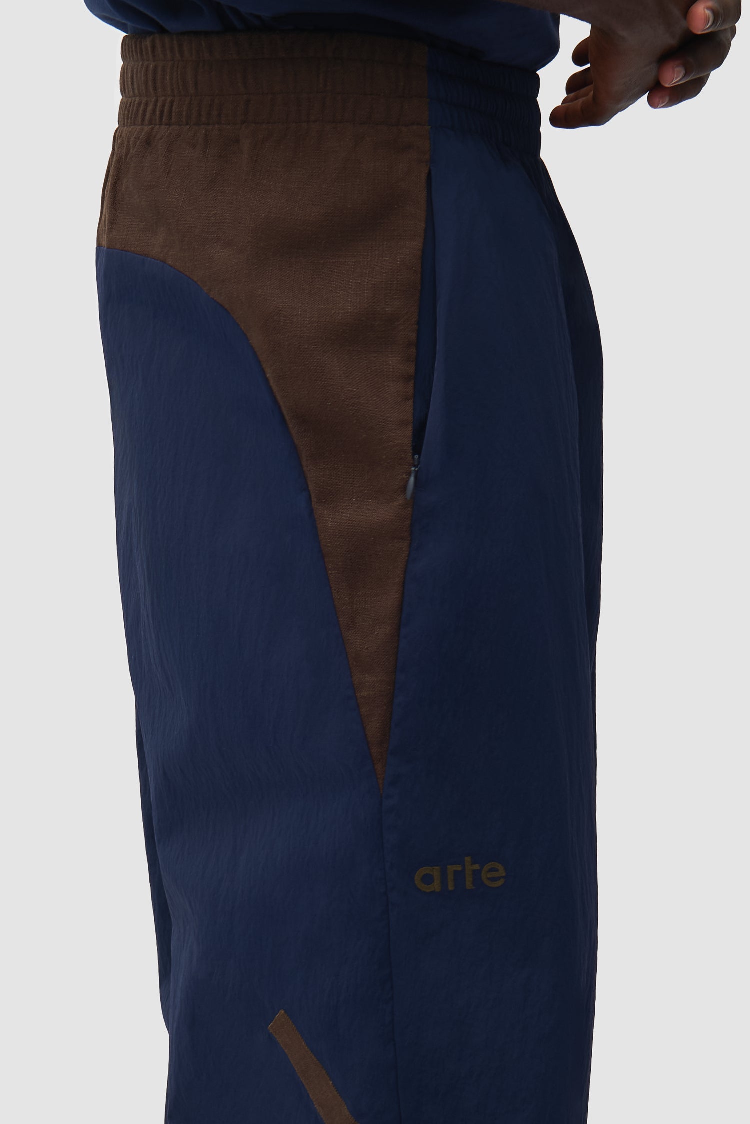 Pantalon de survêtement Arte pour adidas Z.N.E. - bleu marine/marron
