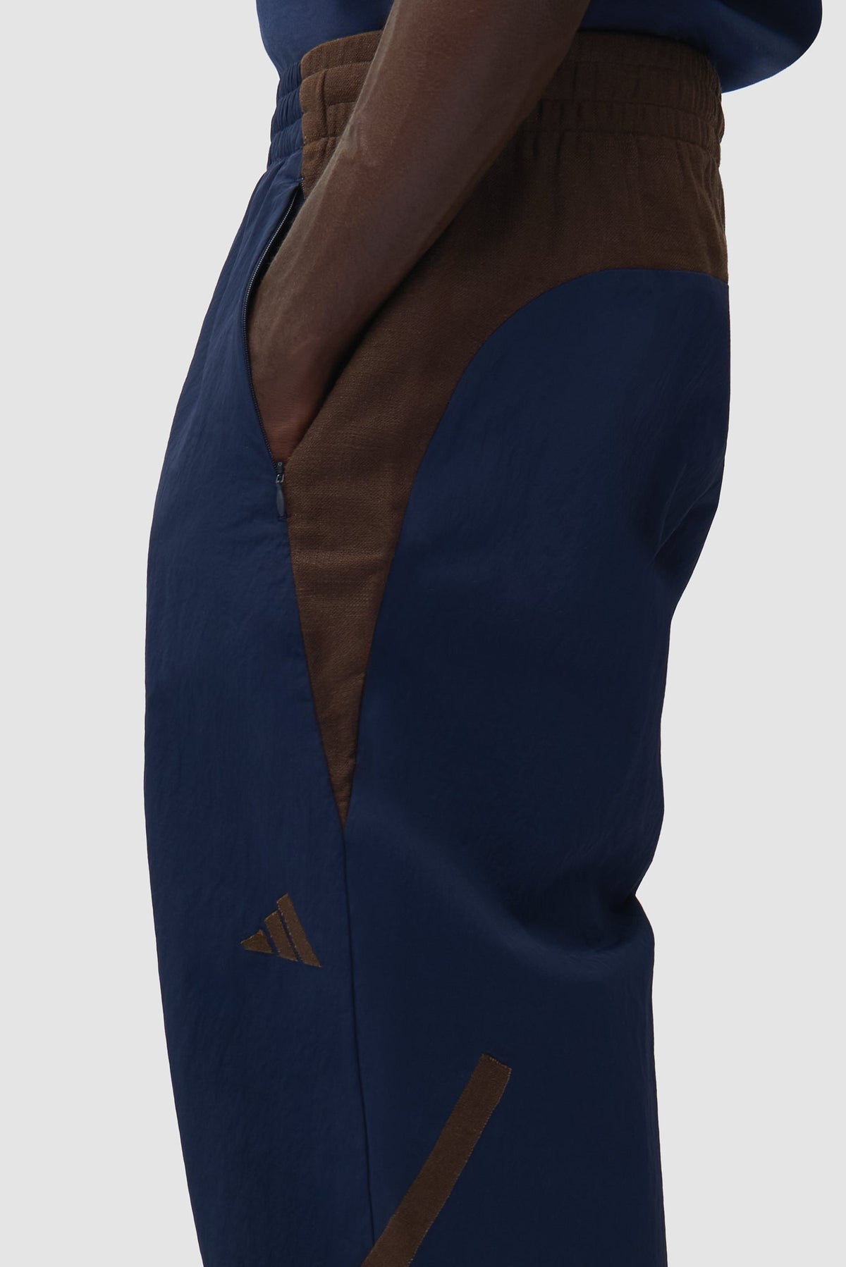 Pantalon de survêtement Arte pour adidas Z.N.E. - bleu marine/marron
