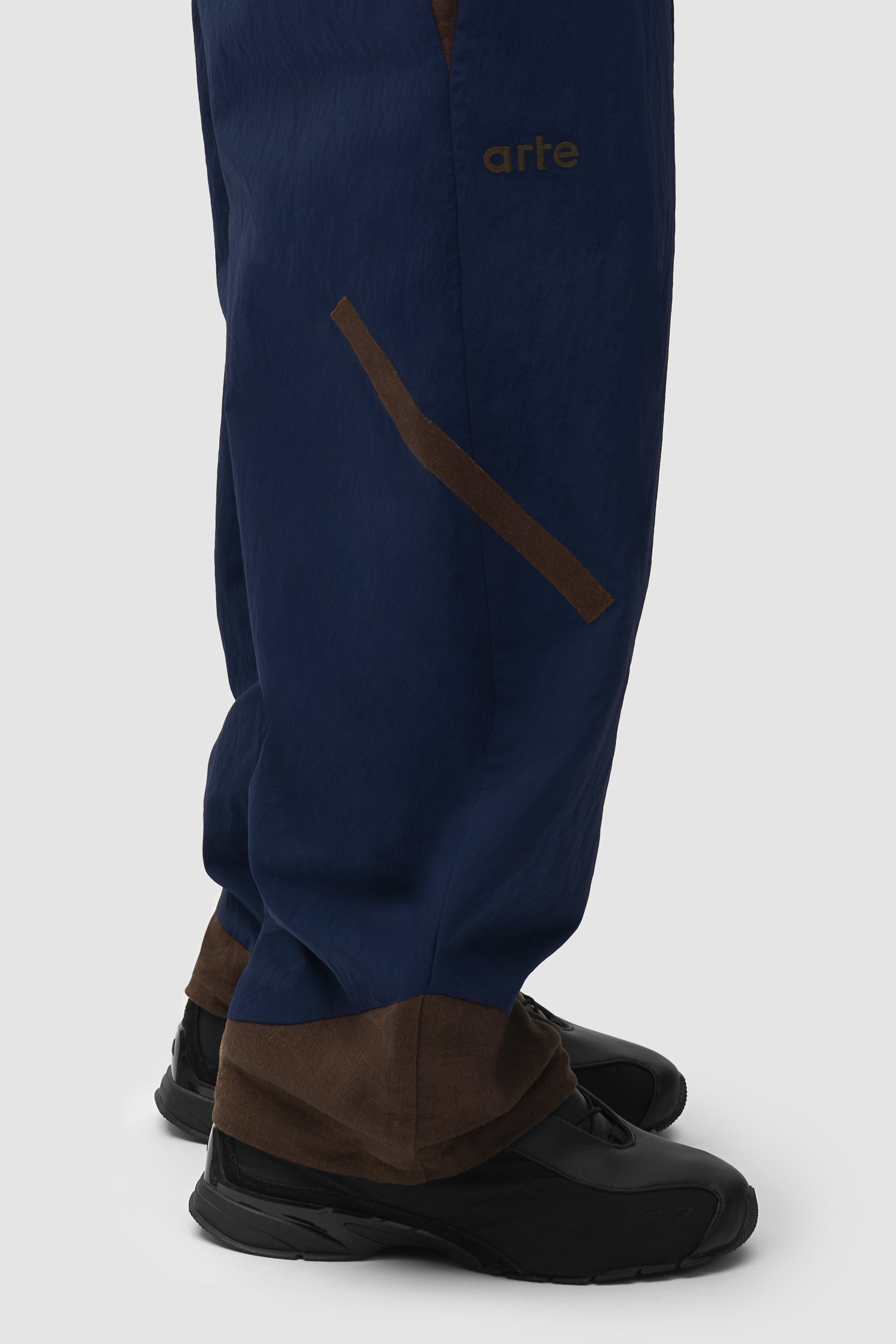 Pantalon de survêtement Arte pour adidas Z.N.E. - bleu marine/marron
