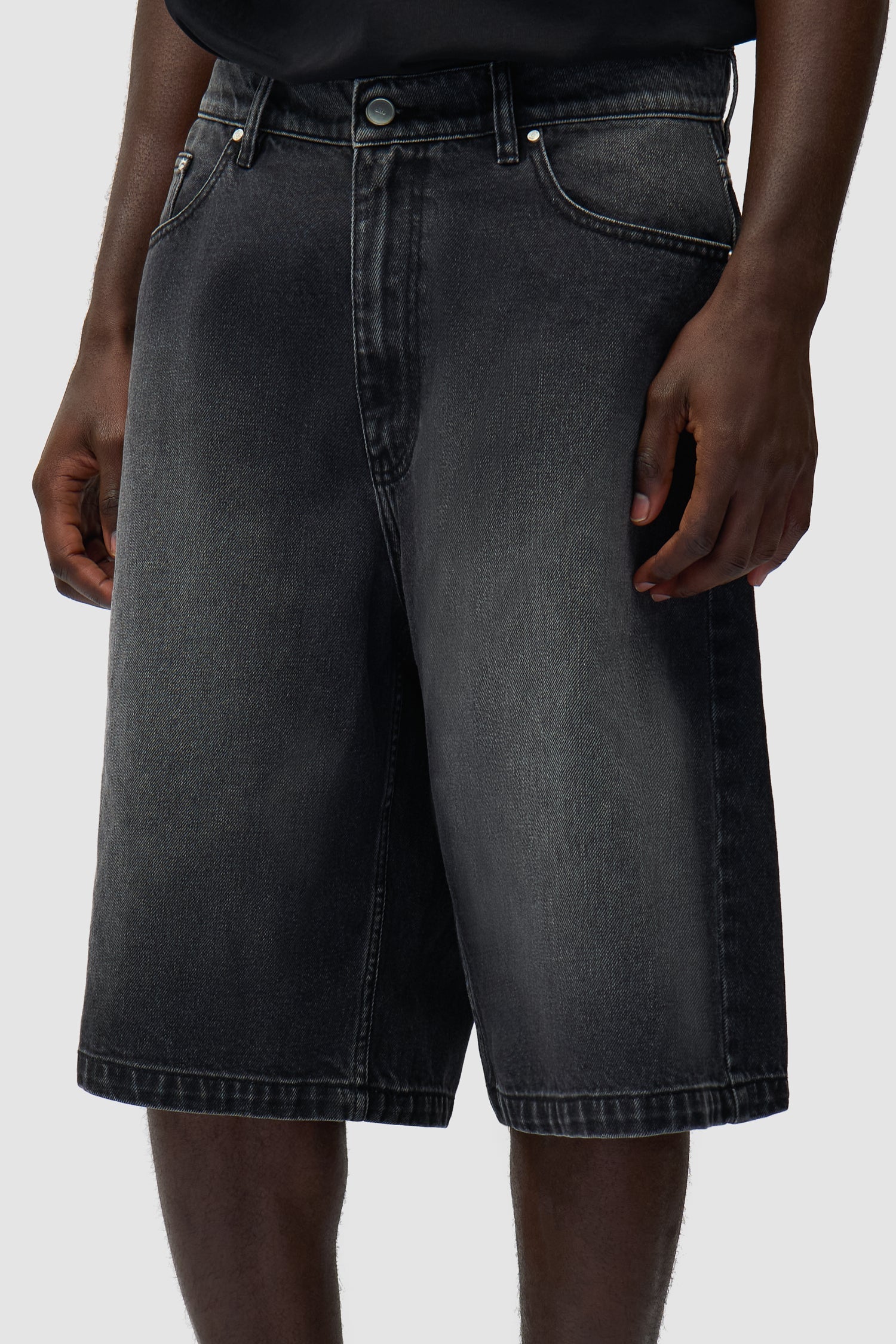 Short en denim à poches rondes - Noir délavé